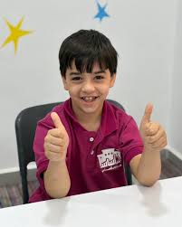 طالب مبتسم